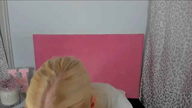 KristyHoney online show from April 14, 2:22 pm