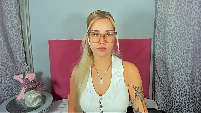 Snapshot of KristyHoney chatting on February 14, 8:09 pm KristyHoney online show from February 14, 8:09 pm