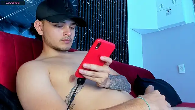 Snapshot of king_apolo chatting on March 11, 5:13 pm king apolo online show from March 11, 5:13 pm