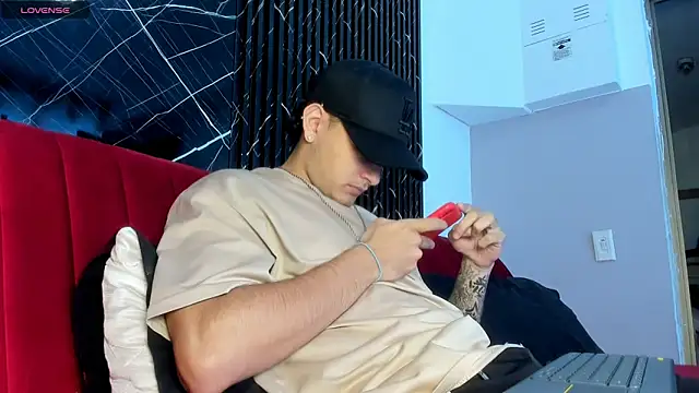 Snapshot of king_apolo chatting on March 4, 3:26 pm king apolo online show from March 4, 3:26 pm
