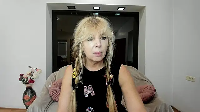 Snapshot of Anna_Diax chatting on November 8, 1:25 pm Anna Diax online show from November 8, 1:25 pm