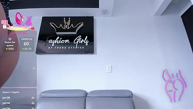 Snapshot of RoxyRoss_ chatting on March 6, 5:11 pm RoxyRoss online show from March 6, 5:11 pm