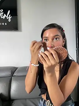 Snapshot of RoxyRoss_ chatting on February 21, 1:55 pm RoxyRoss online show from February 21, 1:55 pm