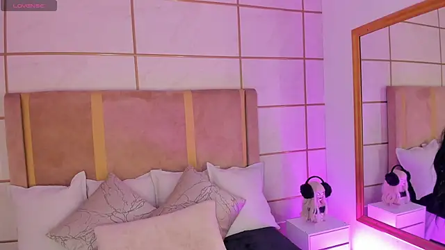 Snapshot of Kittenmeuw chatting on February 9, 3:43 am Kittenmeuw online show from February 9, 3:43 am