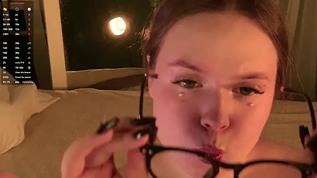 Snapshot of SunnyRisha chatting on December 3, 5:19 am SunnyRisha online show from December 3, 5:19 am