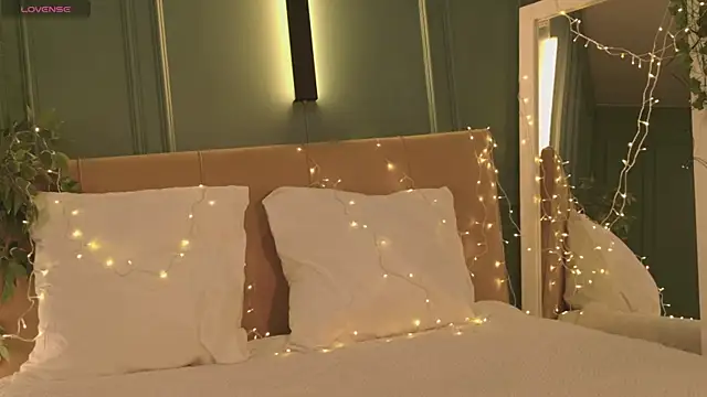 Snapshot of SunnyRisha chatting on December 20, 5:21 am SunnyRisha online show from December 20, 5:21 am