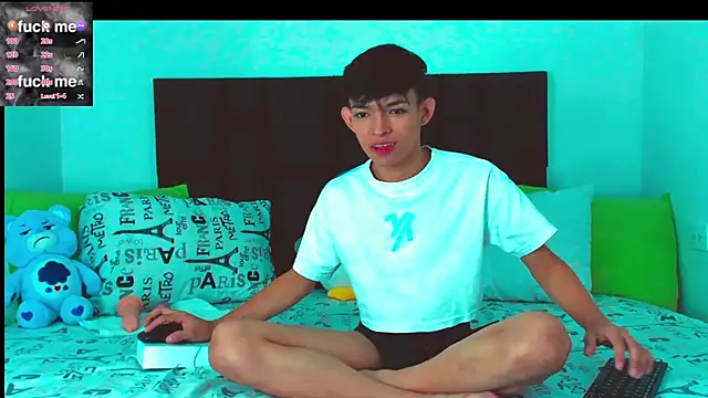 Snapshot of Tonny_twink_ chatting on February 16, 4:21 pm Tonny twink  online show from February 16, 4:21 pm