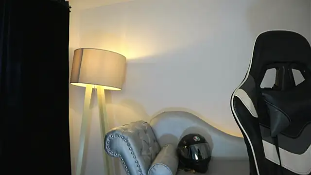 ashleyvalirya online show from April 10, 7:21 pm