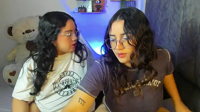 maddie-and-chelsea- online show from November 28, 9:53 am