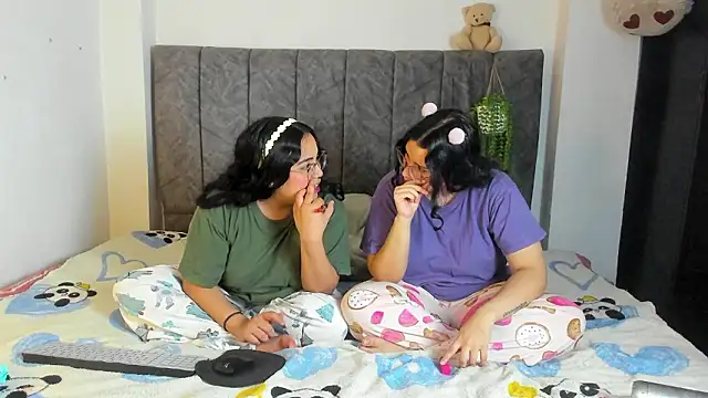 maddie-and-chelsea- online show from March 11, 3:22 am