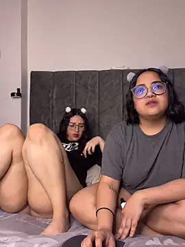 maddie-and-chelsea- online show from April 13, 11:47 am