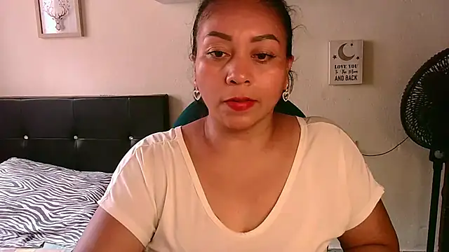 Snapshot of zaray_bella chatting on May 17, 8:09 pm zaray bella online show from May 17, 8:09 pm