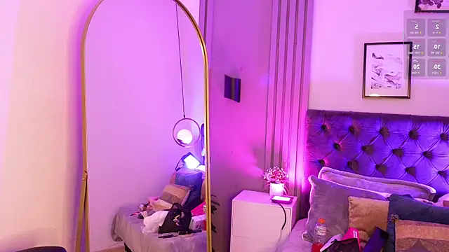 Snapshot of Giovanna_oliveira chatting on November 23, 6:23 am Giovanna oliveira online show from November 23, 6:23 am