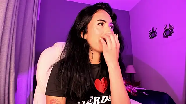 Snapshot of Giovanna_oliveira chatting on November 21, 6:56 am Giovanna oliveira online show from November 21, 6:56 am