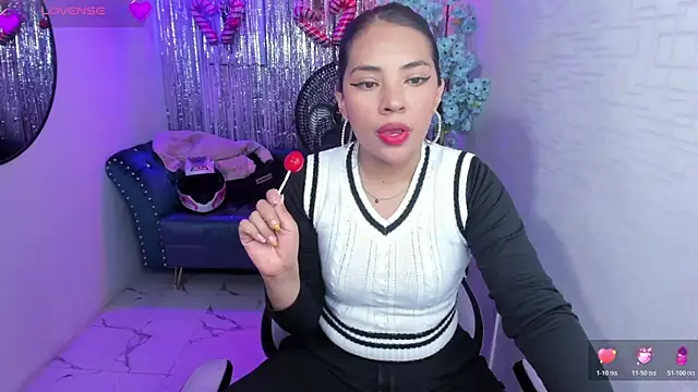 Snapshot of Rousse_land chatting on December 19, 8:11 pm Rousse land online show from December 19, 8:11 pm