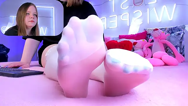 Snapshot of footfetish_baby chatting on December 16, 5:00 pm footfetish baby online show from December 16, 5:00 pm