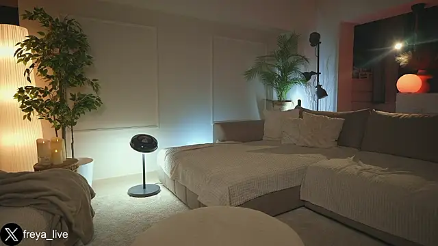 freyacherie online show from February 6, 4:25 pm