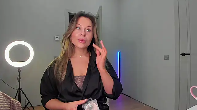  cometoseeme  online show from January 18, 2:09 pm