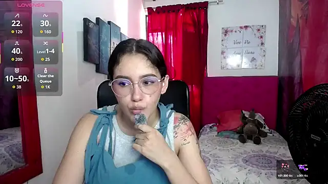 Snapshot of miley_blue_ chatting on June 23, 7:01 pm miley blue online show from June 23, 7:01 pm