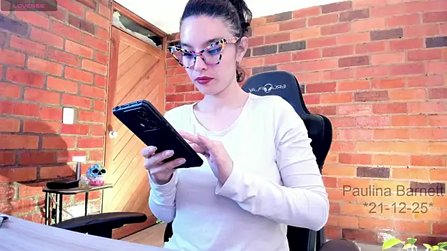 paulinabarnett- online show from December 21, 9:11 am