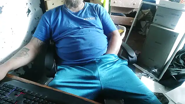 Snapshot of slickwill123 chatting on June 21, 4:35 pm slickwill123 online show from June 21, 4:35 pm