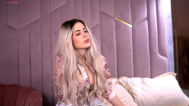 Kylie Benton online show from November 7, 8:19 am