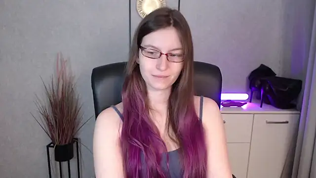 emmaxDelight online show from December 16, 6:28 am