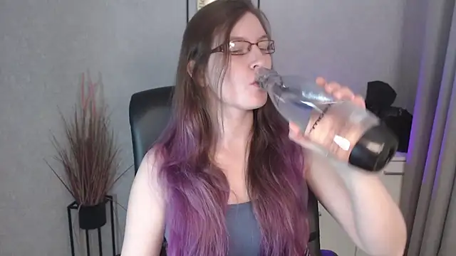 Snapshot of emmaxDelight chatting on November 25, 6:36 am emmaxDelight online show from November 25, 6:36 am