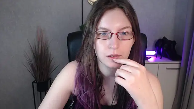 Snapshot of emmaxDelight chatting on December 5, 6:23 am emmaxDelight online show from December 5, 6:23 am