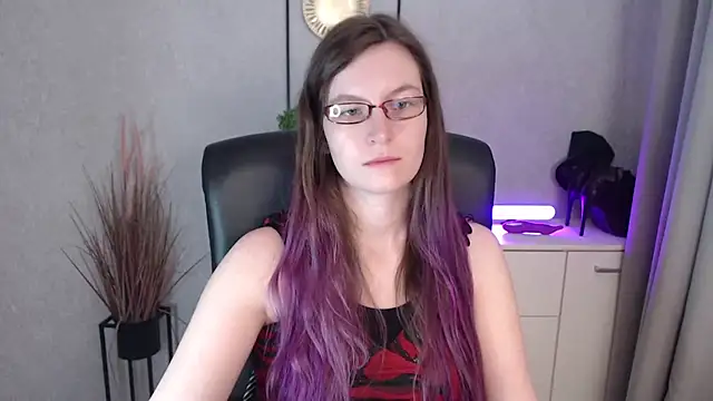 Snapshot of emmaxDelight chatting on November 28, 6:24 am emmaxDelight online show from November 28, 6:24 am