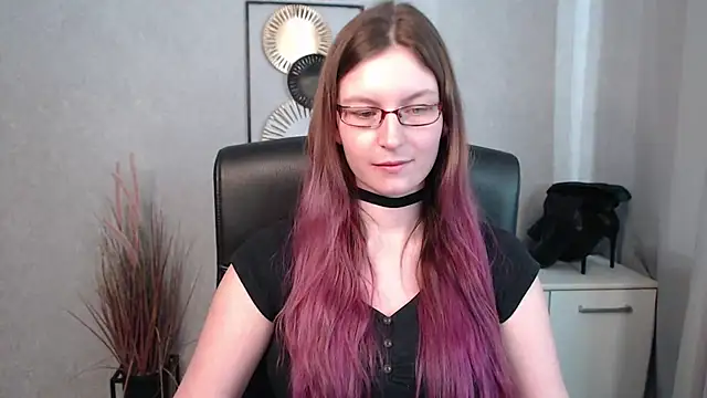emmaxDelight online show from March 18, 1:23 pm