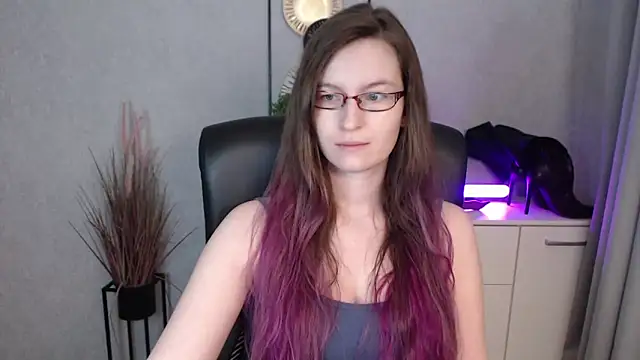 emmaxDelight online show from December 17, 6:18 am