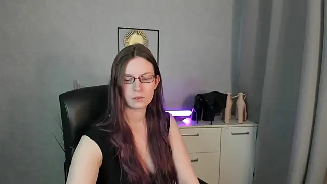 emmaxDelight online show from April 10, 5:53 pm