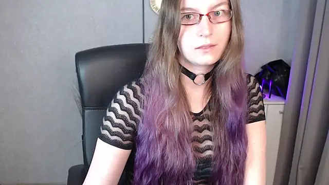 Snapshot of emmaxDelight chatting on October 22, 5:29 am emmaxDelight online show from October 22, 5:29 am