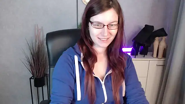 emmaxDelight online show from February 12, 6:35 am