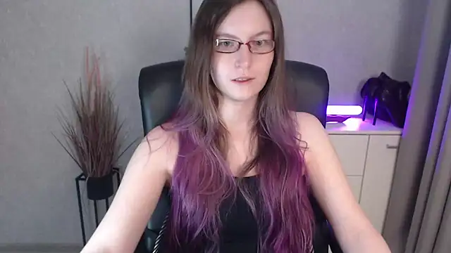 Snapshot of emmaxDelight chatting on December 4, 7:18 am emmaxDelight online show from December 4, 7:18 am