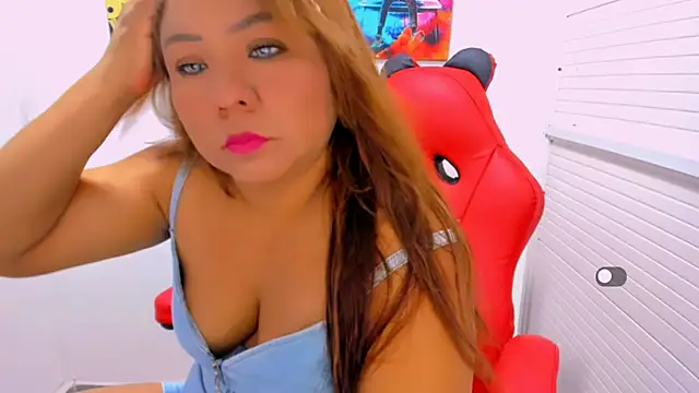 Snapshot of victoria_love89 chatting on December 22, 2:22 am victoria love89 online show from December 22, 2:22 am