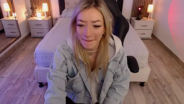 Snapshot of zoe_jones13 chatting on September 10, 3:05 am zoe jones13 online show from September 10, 3:05 am