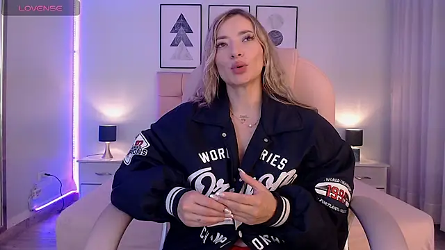 Snapshot of zoe_jones13 chatting on March 19, 10:00 am zoe jones13 online show from March 19, 10:00 am