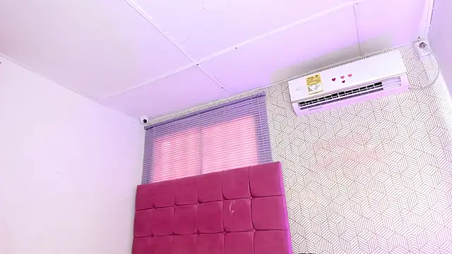 quianna  online show from March 1, 3:27 pm
