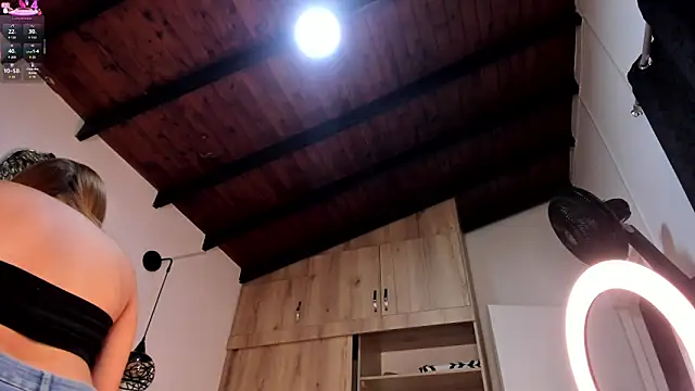 Snapshot of Mia_ross16 chatting on December 13, 8:04 pm Mia ross16 online show from December 13, 8:04 pm