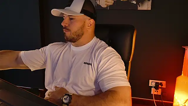 Snapshot of AngeloEric chatting on May 15, 11:52 am AngeloEric online show from May 15, 11:52 am