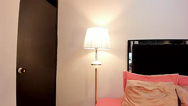 Snapshot of lilithTeen1_ chatting on February 18, 4:32 am lilithTeen1 online show from February 18, 4:32 am