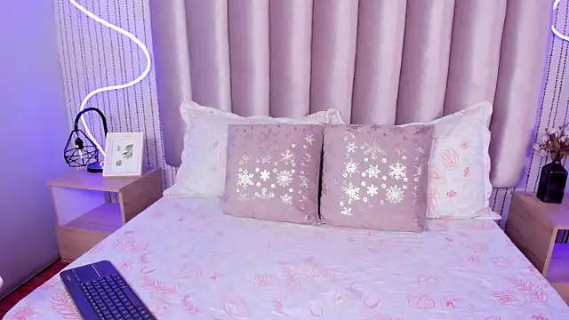 LARISSAEVANS online show from October 10, 1:06 am