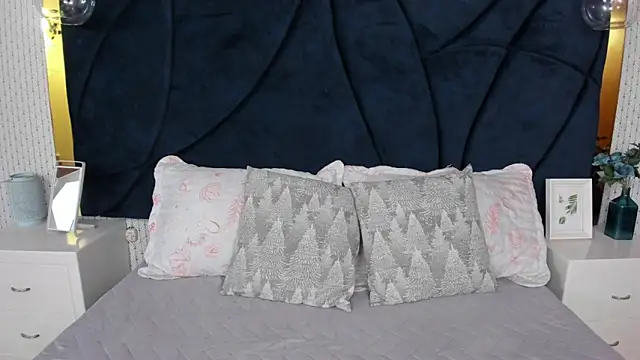 LARISSAEVANS online show from November 12, 3:10 am