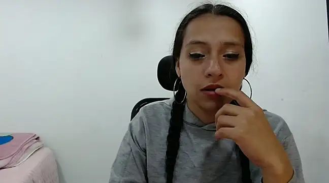 loren3124 online show from December 12, 4:15 am