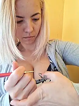 allinqueen online show from April 17, 11:35 am