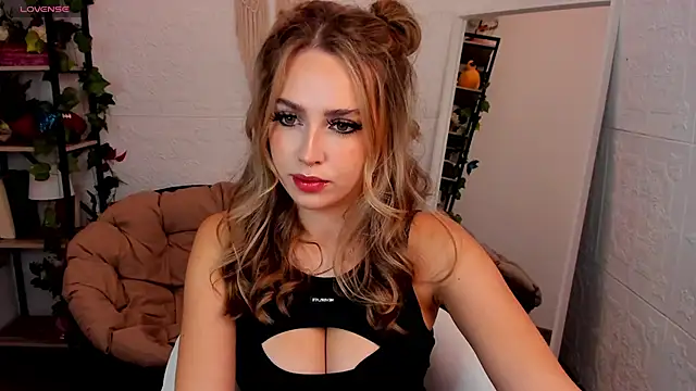 Snapshot of YaraKroft_ chatting on February 19, 3:06 am YaraKroft online show from February 19, 3:06 am