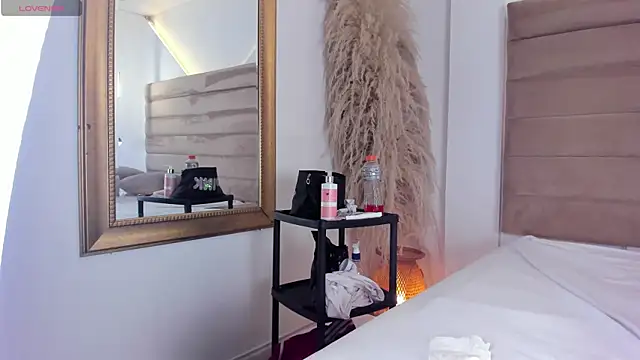 Snapshot of IsabellaJonns chatting on January 12, 7:21 am IsabellaJonns online show from January 12, 7:21 am