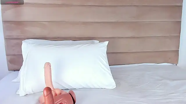 Snapshot of IsabellaJonns chatting on February 11, 4:22 am IsabellaJonns online show from February 11, 4:22 am